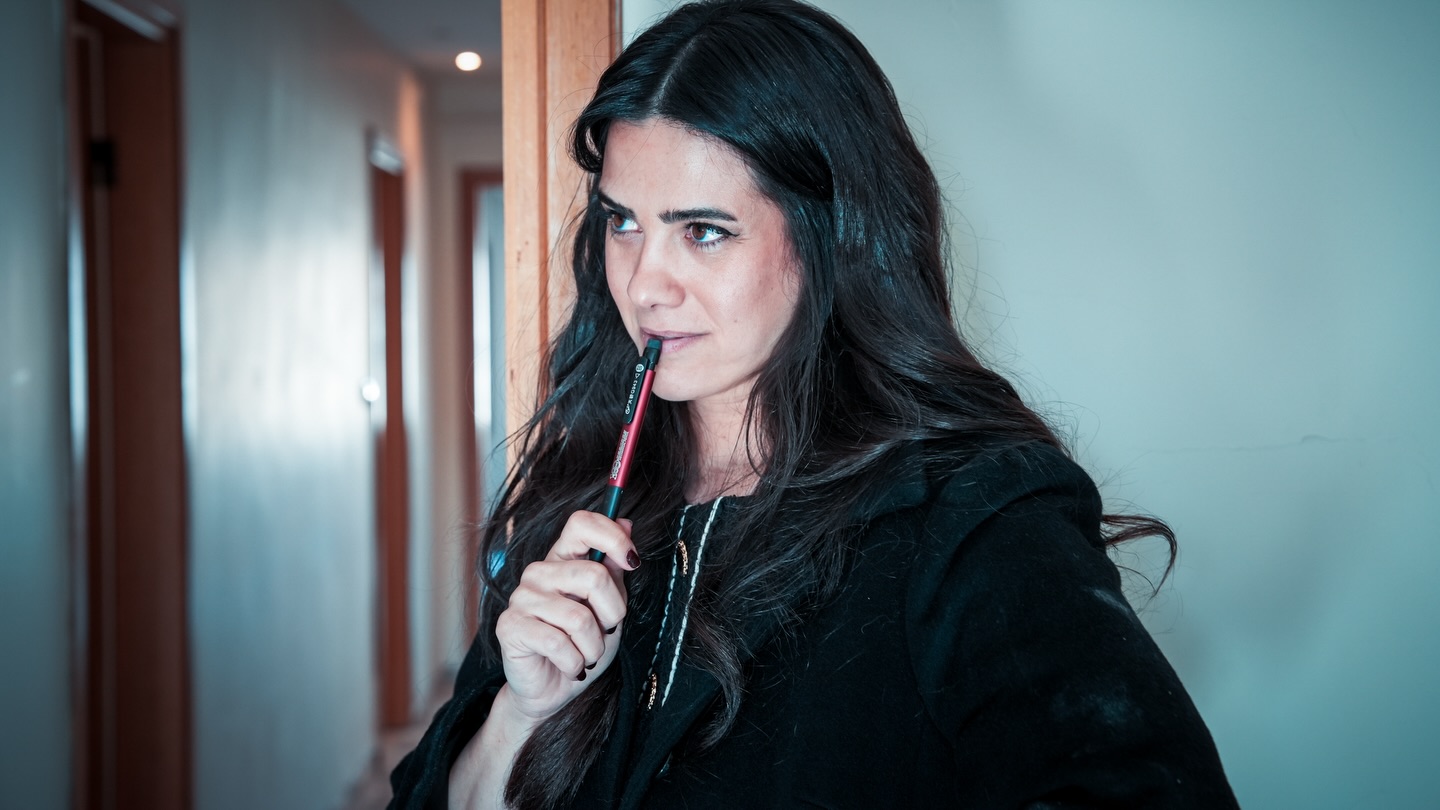 Merve Kıtırcı, elinde kalemle düşünürken.